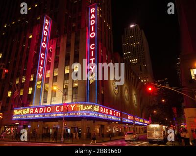 Radio City Music Hall de nuit, New York Banque D'Images