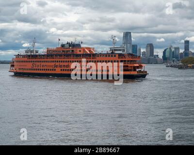 Ferry Staten Island, Cloudy Sky, New York Banque D'Images