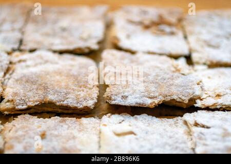 Feuilles de pâte cuites d'un gâteau Napoléon Banque D'Images