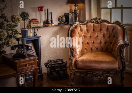 Beau fauteuil brun ancien avec patine dorée Banque D'Images