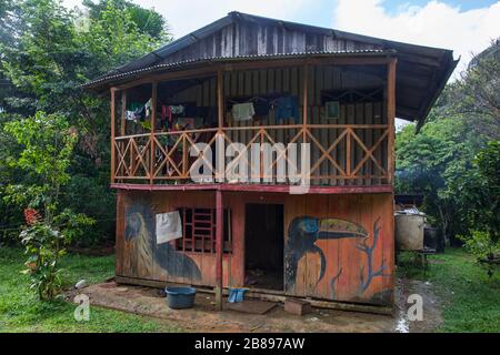 Peintures exotiques sur les maisons indiennes de la tribu Ticuna, Mocagua, forêt tropicale d'Amazone, Colombie, Amérique du Sud. Banque D'Images