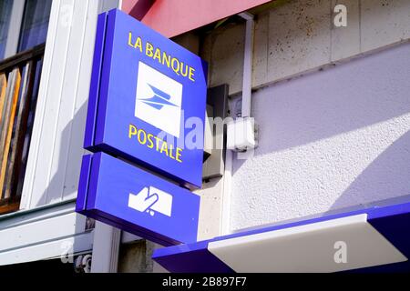 Bordeaux , Aquitaine / France - 03 11 2020 : la Banque postale signboard logo bleu magasin guichet automatique bureau de poste bancaire français signe Banque D'Images