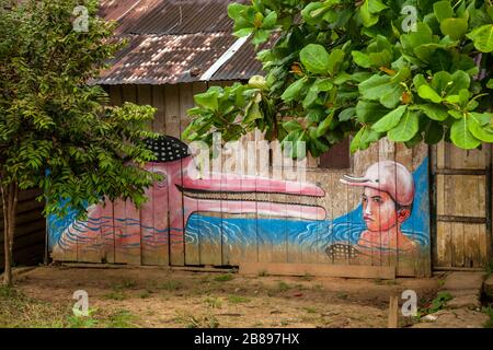 Peintures exotiques sur les maisons indiennes de la tribu Ticuna, Mocagua, forêt tropicale d'Amazone, Colombie, Amérique du Sud. Banque D'Images