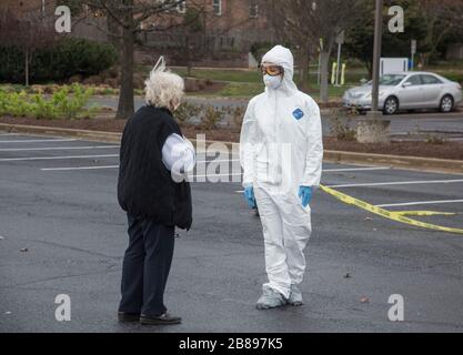 Bethesda, États-Unis. 20 mars 2020. Bethesda, MD le 20 mars 2020, États-Unis: Une infirmière parle à une femme qui est intéressée à se faire tester pour le coronavirus sur un site de test de marche/démarrage qui a été mis en place pour aider à tester le coronovirus. Une société privée fournit des tests gratuits à quiconque estime avoir été exposé au virus. Crédit: MediaPunch Inc/Alay Live News Banque D'Images