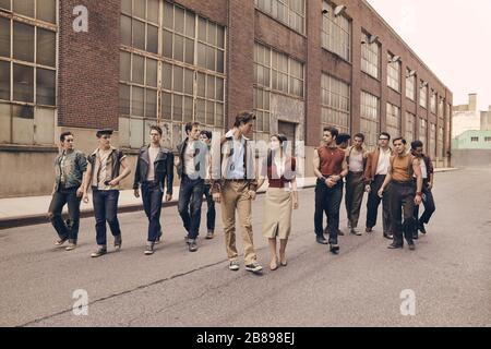 DATE DE SORTIE: 18 décembre 2020 TITRE: West Side Story STUDIO: DIRECTEUR: Steven Spielberg COMPLOT: Une adaptation de la comédie musicale de 1957, West Side Story explore l'amour interdit et la rivalité entre les jets et les requins, deux gangs de rue adolescents de différentes origines ethniques. AVEC: Anybodys (Ezra Menas), Mithpece (Ben Cook), action (Sean Harrison Jones); jets leader Riff (Mike Faist); Baby John (Patrick Higgins); Tony (ANSEL ELGORT) et Maria (RACHEL ZEGLER); frère de Maria et Sharks leader Bernardo (David Alvarez); et Sharks Quique membres (Ricardo Zaya (Ricardo Zaya) Banque D'Images