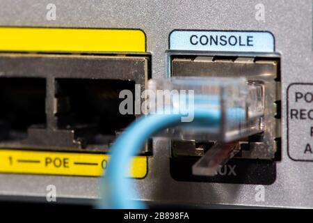 Câble de la console du routeur pour accéder à l’interface de ligne cmmet Banque D'Images