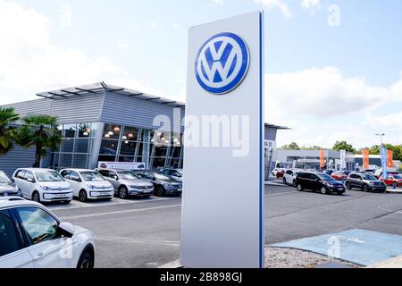 Bordeaux , Aquitaine / France - 09 30 2019 : signalisation dans un parc de boutiques de enseignes de la concession Volkswagen Banque D'Images