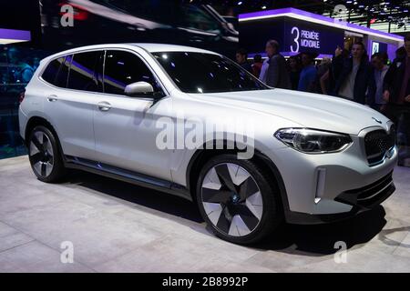 Paris, Ile de France / France - 07 octobre 2018 : BMW iX3 concept Preview à 2018 Paris Motor Show mondial Banque D'Images