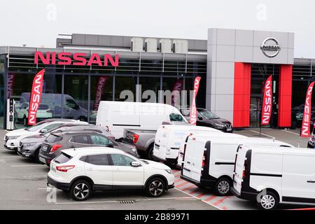 Bordeaux , Aquitaine / France - 10 17 2019 : Nissan car Sign concessionnaire magasin salle d'exposition Banque D'Images