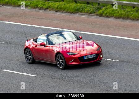 Mazda MX-5 Sport NAV 2015 ; circulation automobile, transport, véhicules en mouvement, véhicule, routes, moteurs, automobile sur l'autoroute Banque D'Images