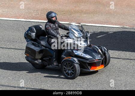 BRP Trike moto; 3 roues, tricycle, tricycle, 3 roues moto, tricycles moto, trois roues moto. Circulation automobile, transport à trois roues, mouvement, déplacement, routes britanniques, conducteur de moto moderne sur l'autoroute M6, Manchester, Royaume-Uni Banque D'Images