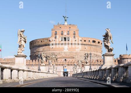 Château du Saint-Ange, mausolée romaine, puis forteresse papale, vu du Pont des Anges orné de sculptures baroques à Rome, Italie Banque D'Images