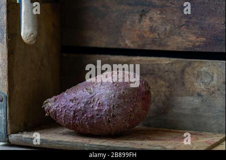 Patate douce violette, isolée. Banque D'Images