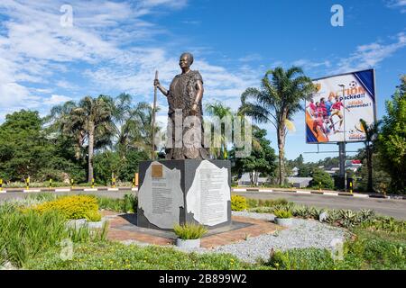 Statue de la reine Régent Gwamile (1858-1925) au rond-point, rue Gwamile, Mbabane, Royaume d'Eswatini (Swaziland) Banque D'Images