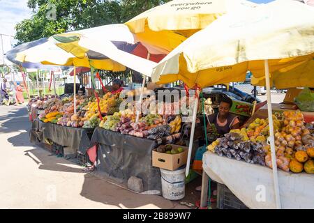 Étals extérieurs de fruits et légumes, Dr Sishayi, Mbabane, Royaume d'Eswatini (Swaziland) Banque D'Images