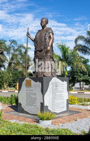 Statue de la reine Régent Gwamile (1858-1925) au rond-point, rue Gwamile, Mbabane, Royaume d'Eswatini (Swaziland) Banque D'Images