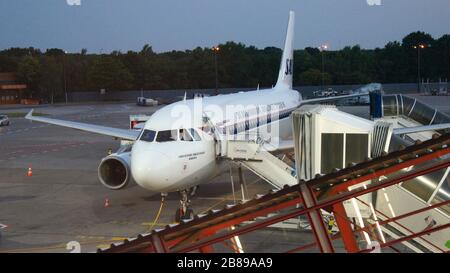 BERLIN, ALLEMAGNE - 3 JUILLET 2015 : les avions garés stationnés stationnés à l'aéroport attendent les passagers Banque D'Images