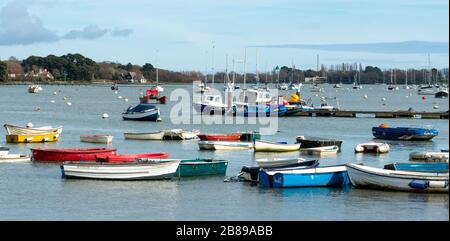 Vue panoramique sur les bateaux colorés amarrés dans le port de Chichester près du village d'Itchenor, West Sussex, Royaume-Uni Banque D'Images