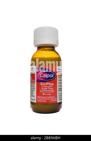 Bouteille Calpol sixplus sur fond blanc isolé Banque D'Images