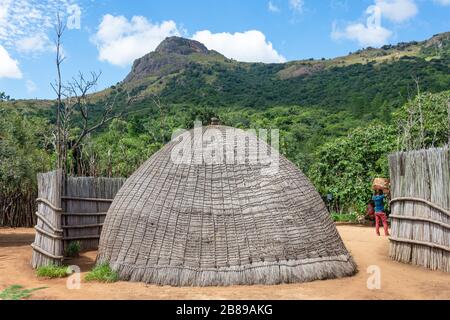 Maisons de ruches traditionnelles au Centre culturel du Swaziland, réserve naturelle de Mantenga, Lobamba, vallée d'Ezulwini, Royaume d'Eswatini (Swaziland) Banque D'Images