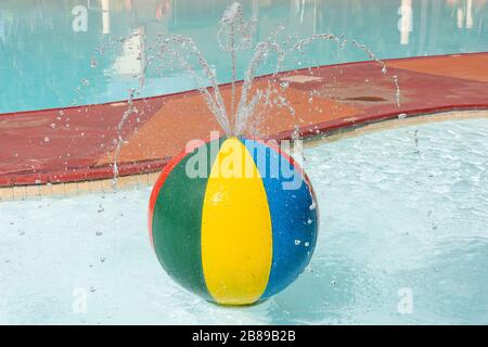 Fontaine de balle de plage rétro à Lugogo Sun Hotel piscine, Lobamba, Ezulwini Valley, Royaume d'Eswatini (Swaziland) Banque D'Images
