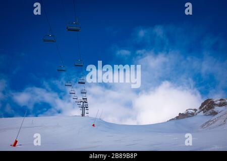 Remontées mécaniques vides à la station de ski de la Mongie, Bagnères-de-Bigorre, France. Banque D'Images