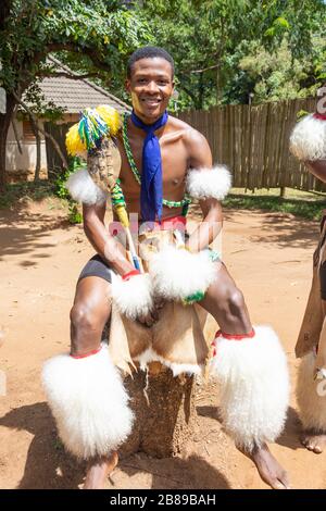 Danseuse masculine au Centre culturel du Swaziland, réserve naturelle de Mantenga, Lobamba, Vallée d'Ezulwini, Royaume d'Eswatini (Swaziland) Banque D'Images