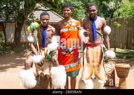 Danseurs culturels au Centre culturel du Swaziland, réserve naturelle de Mantenga, Lobamba, Vallée d'Ezulwini, Royaume d'Eswatini (Swaziland) Banque D'Images