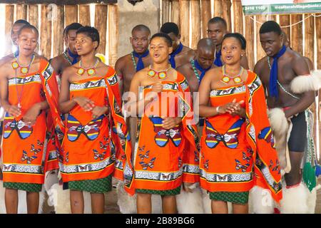 Danseurs culturels au Centre culturel du Swaziland, réserve naturelle de Mantenga, Lobamba, Vallée d'Ezulwini, Royaume d'Eswatini (Swaziland) Banque D'Images