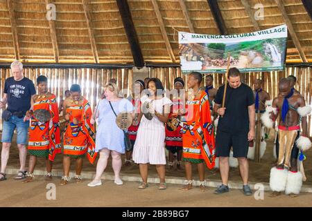 Danseurs culturels avec touristes au Centre culturel du Swaziland, réserve naturelle de Mantenga, Lobamba, Vallée d'Ezulwini, Royaume d'Eswatini (Swaziland) Banque D'Images