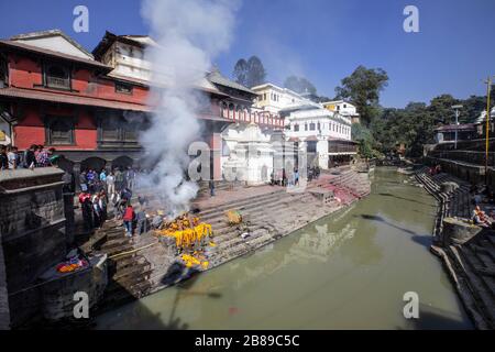 Rites de la rémation au temple pahupatinath de Katmandou, au Népal Banque D'Images
