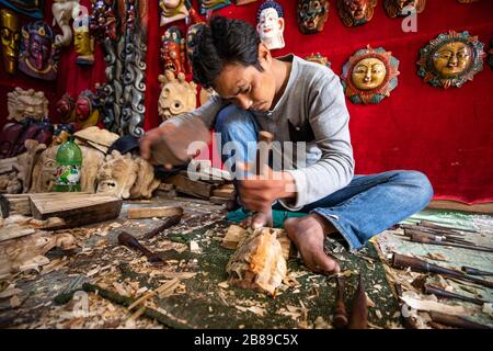 Artisan fabrication de masques népalais à Bhaktapur, au Népal Banque D'Images