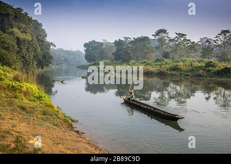 Canoë tôt le matin sur la rivière Narayani Rapti dans le parc national de Chitwan, au Népal Banque D'Images