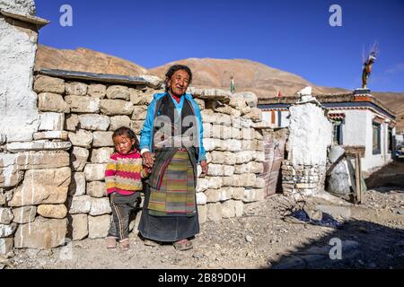 Grand-mère tibétaine avec petite-fille dans le village de Manpu, près de Gyirong, Tibet Banque D'Images