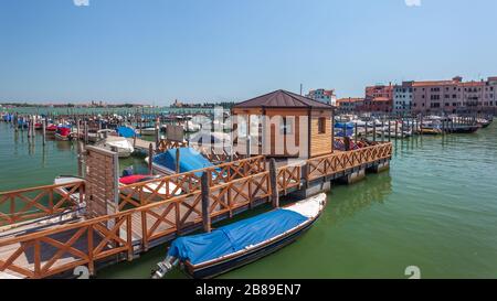 Venise, Italie - 17 août 2018 : amarré des bateaux sur le côté de la chaîne de Venise Banque D'Images