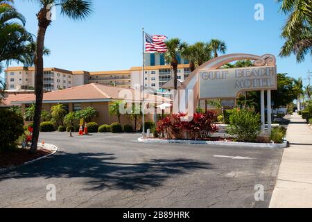 Le Gulf Beach Resort Motel sur Lido Key à Sarasota, Floride, États-Unis est un exemple de motels construits dans la région après la deuxième Guerre mondiale en conservant le même design. Banque D'Images