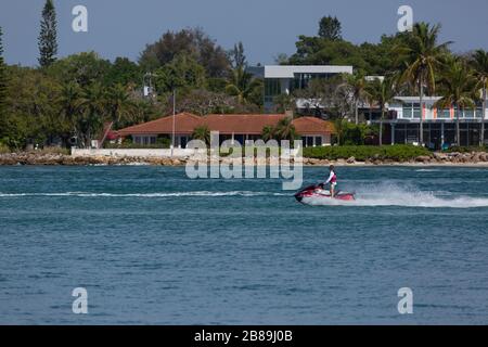 Jet skis, course autour de Sarasota Bay sur une journée chaude de printemps. Banque D'Images