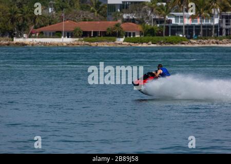 Jet skis, course autour de Sarasota Bay sur une journée chaude de printemps. Banque D'Images