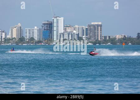 Jet skis, course autour de Sarasota Bay sur une journée chaude de printemps. Banque D'Images