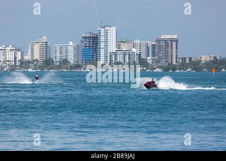 Jet skis, course autour de Sarasota Bay sur une journée chaude de printemps. Banque D'Images