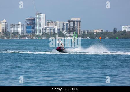 Jet skis, course autour de Sarasota Bay sur une journée chaude de printemps. Banque D'Images