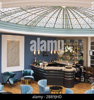 Le magnifique toit circulaire en verre du Palm court Lounge de l'Art déco, Burgh Island Hotel sur la côte sud du Devon, Angleterre, Royaume-Uni Banque D'Images