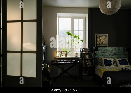 Intérieur confortable et moderne de la chambre grise avec mobilier Banque D'Images