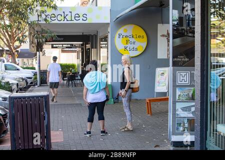 Sydney, Australie. 21 mars 2020. Avalon Beach,Sydney,Australie.Samedi 21 mars 2020. Les dames australiennes de Sydney maintiennent des distances sociales pendant leur conversation dans le village d'Avalon Beach crédit: martin berry/Alay Live News Banque D'Images