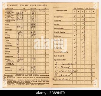 Une ancienne carte de rapport d'époque de 1968 avec le progrès de l'étudiant à travers diverses périodes de six semaines. Il s'agit d'une numérisation haute résolution qui affiche tous les Banque D'Images