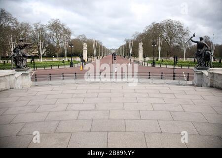 Londres, Royaume-Uni. 20 mars 2020. Une vue du mémorial de la Reine Victoria regardant le Mall montre combien peu de personnes et de touristes ont fait leur entrée. La crise pandémique du COVID-19 Coronavirus se poursuit, et bien qu'il n'y ait pas de verrouillage à Londres, des changements ont été apportés aux transports publics car il semble y avoir moins de gens et de touristes se déplaçant dans la ville. COVID-19 crise de Coronavirus, Londres, Royaume-Uni le 20 mars 2020 crédit: Paul Marriott/Alay Live News Banque D'Images