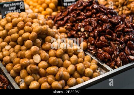 Gros plan sur les noix de macadamia confites et les amandes au décrochage du marché agricole. Banque D'Images