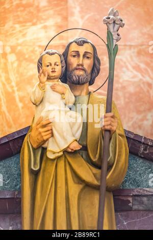 LUGO (RA) - 1 JUIN 2019: Saint Joseph tenant bébé Jésus dans le Sanctuaire de Madonna del Molino où les gens en pèlerinage demandent une protection contre Banque D'Images