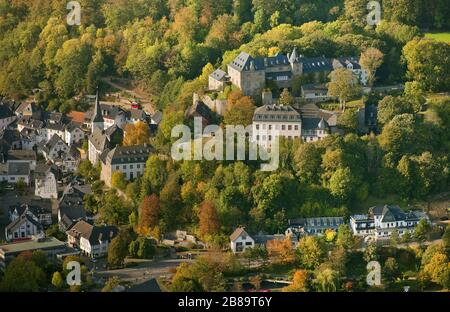 , Château de Blankenheim avec auberge de jeunesse, 25.09.2011, vue aérienne, Allemagne, Rhénanie-du-Nord-Westphalie, Eifel, Blankenheim Banque D'Images