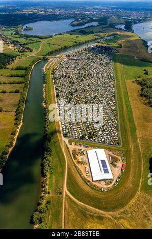 Site du camp Grav-Insel au Rhin, masses de caravanes et de tentes, 01.08.2019, vue aérienne, Allemagne, Rhénanie-du-Nord-Westphalie, Ruhr Area, Wesel Banque D'Images